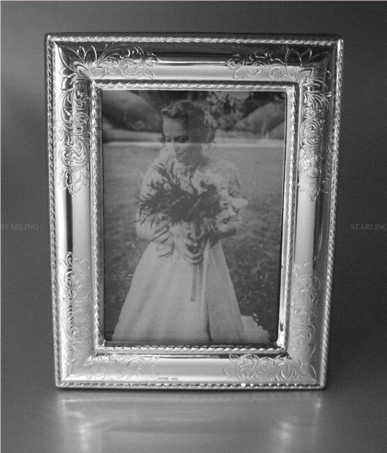 ROMANTISCHER FOTORAHMEN--925 STERLING SILBER--FLORENTINER GUILLOCHE--4 CARTOUCHEN--MAHAGONI BACK--6x9 – Bild 3