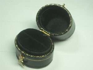 BRITISH VINTAGE RING BOX OVAL LEATHER
