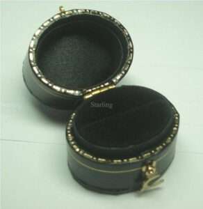 BRITISH VINTAGE RING BOX OVAL LEATHER